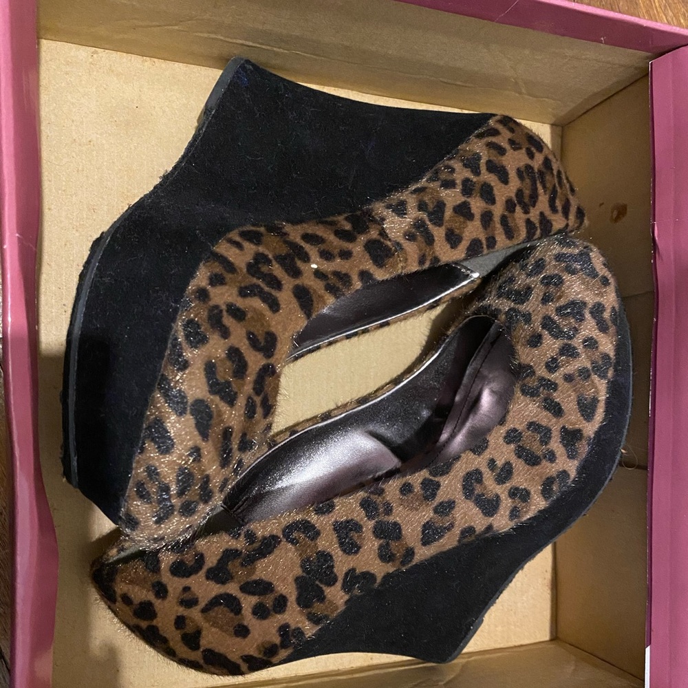 Fuzzy shiny animal print shoes 7.5